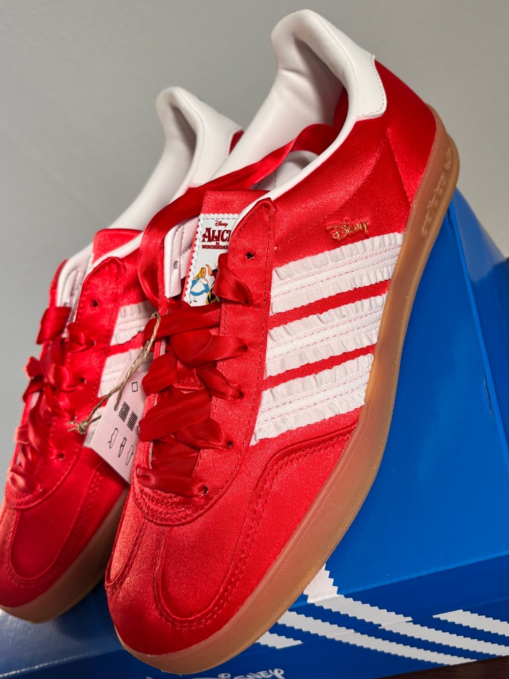 ✨ Disney x Adidas Alice in Wonderland Red Satin Sneakers Sz 7 ✨ - Picture 6 of 11